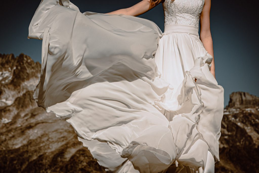 Hochzeitskleid, das im Wind weht