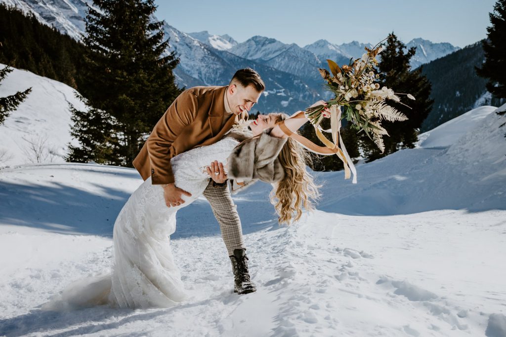 coppia di sposi ride e si abbraccia tra le montagne svizzere (Mountain Elopement)