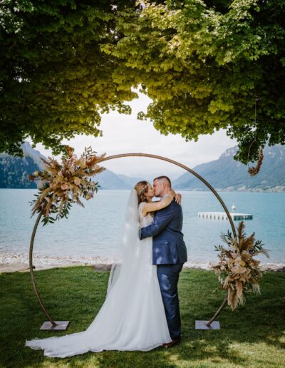coppia di sposi boho che si bacia Thun