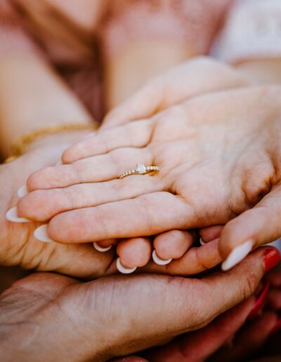 Ehering in den Händen der vielen Frauen, Schweiz