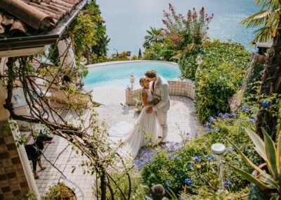 coppia di sposi in giardino italiano