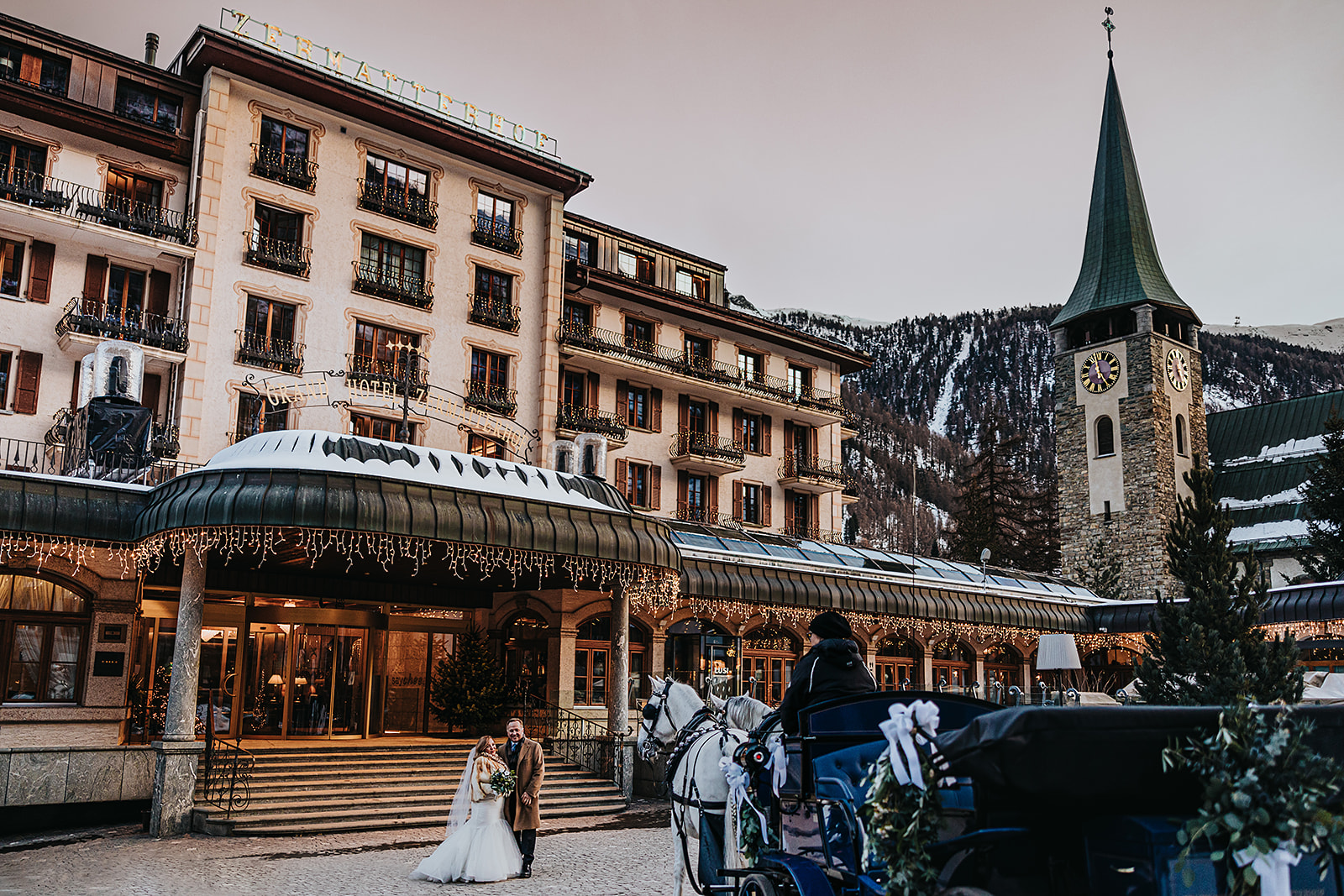 wedding couple in front of Zermatterhof hotel