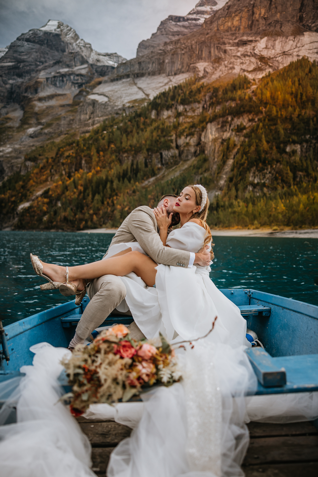 bridal couple in a boat on a swiss alp lake
