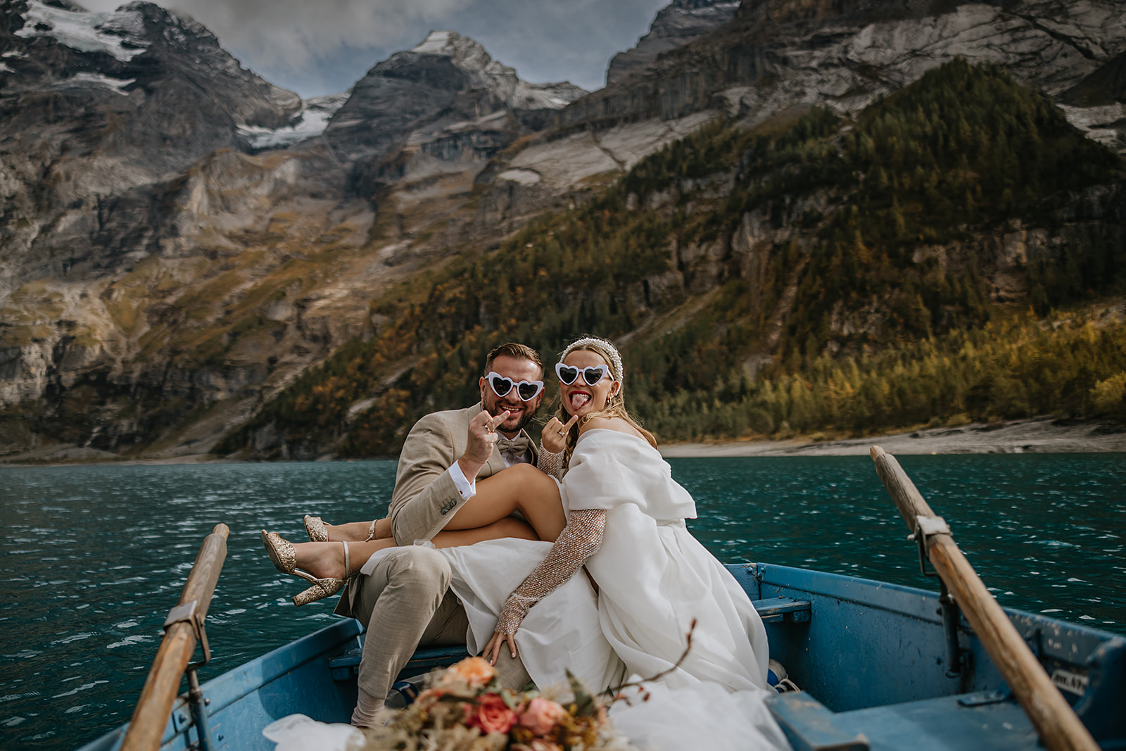Coppia di sposi nelle montagne svizzere