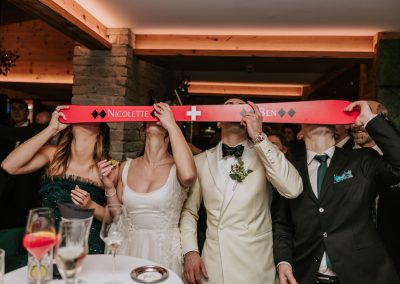 ospiti del matrimonio che bevono dallo sci di Zermatt